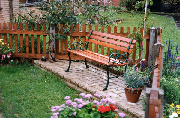 DIY Adorable Outdoor Pallet Bench