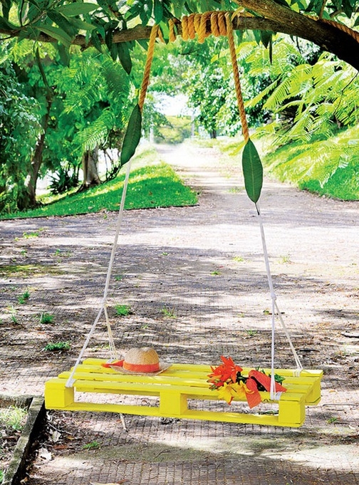 Easy DIY Pallet Swing