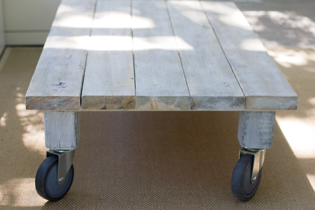 DIY Pallet Coffee Table with Wheels