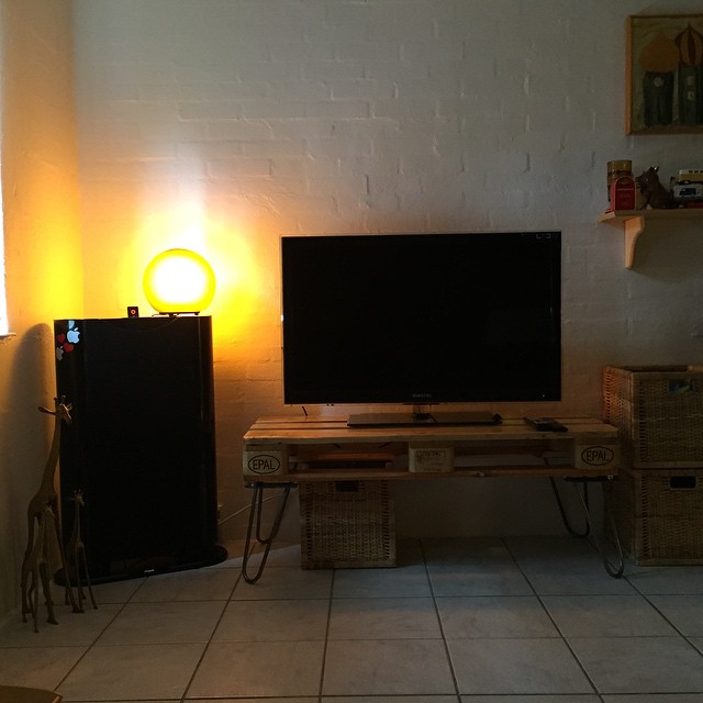 DIY Reclaimed Pallet TV Table