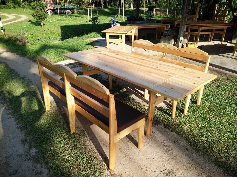 DIY PALLET OUTDOOR DINING TABLE