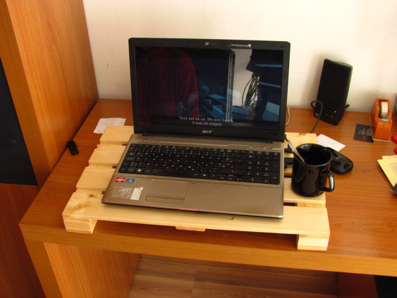 DIY Pallet Laptop Stand