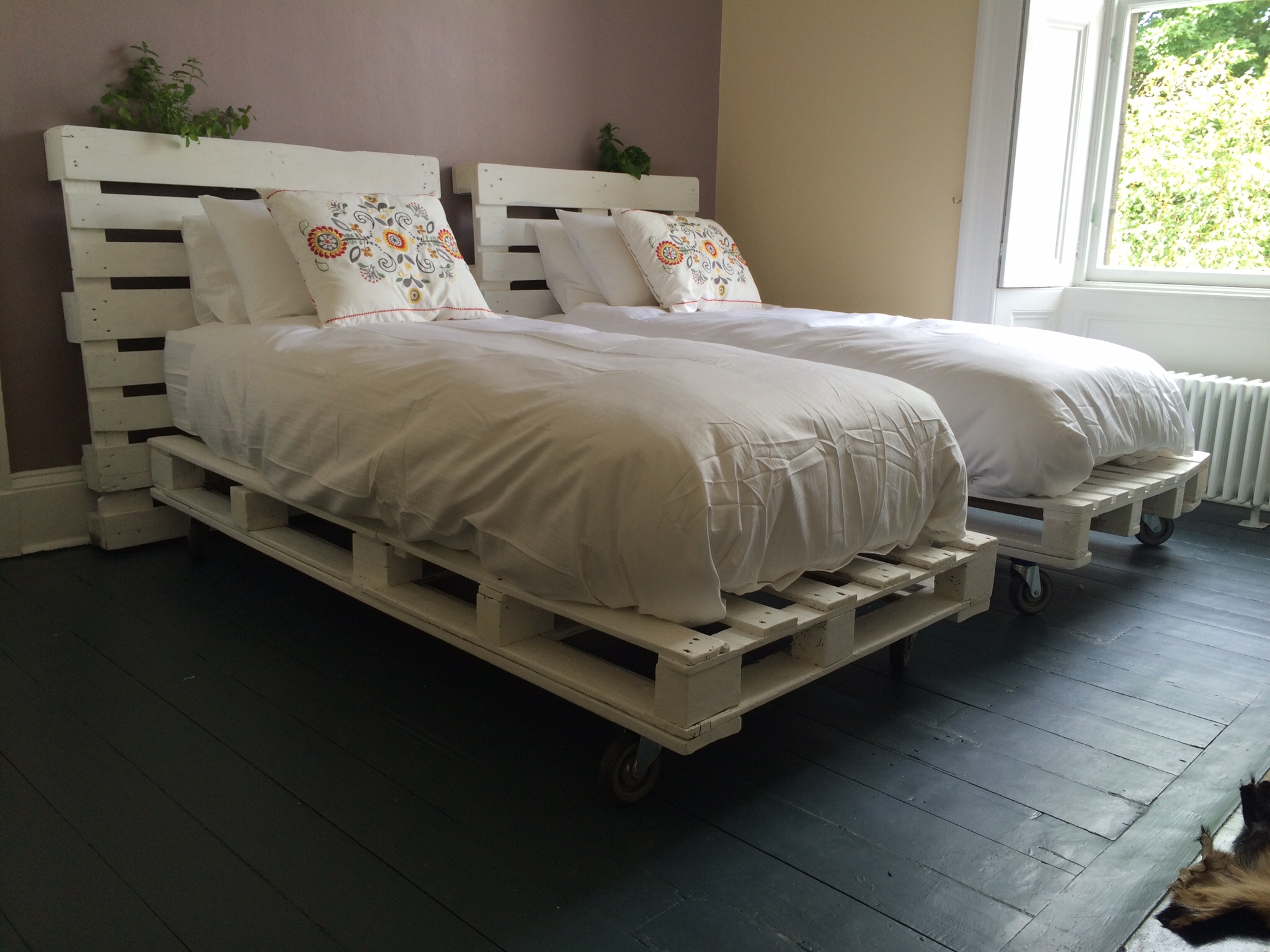 How to Make DIY Pallet Bed by Using Old Tree in Your Garden?