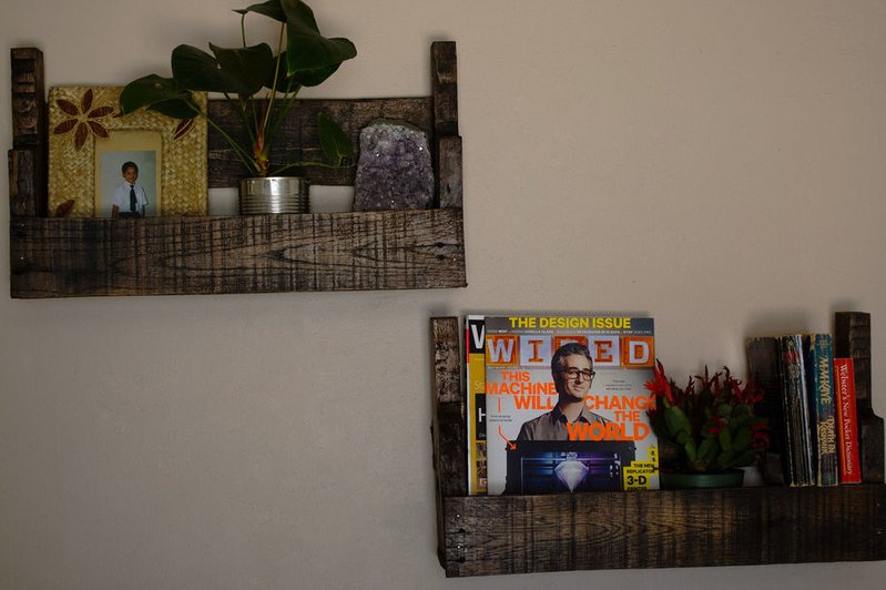 Best Budget Friendly DIY Pallet Shelves and Racks for Books and Bottles